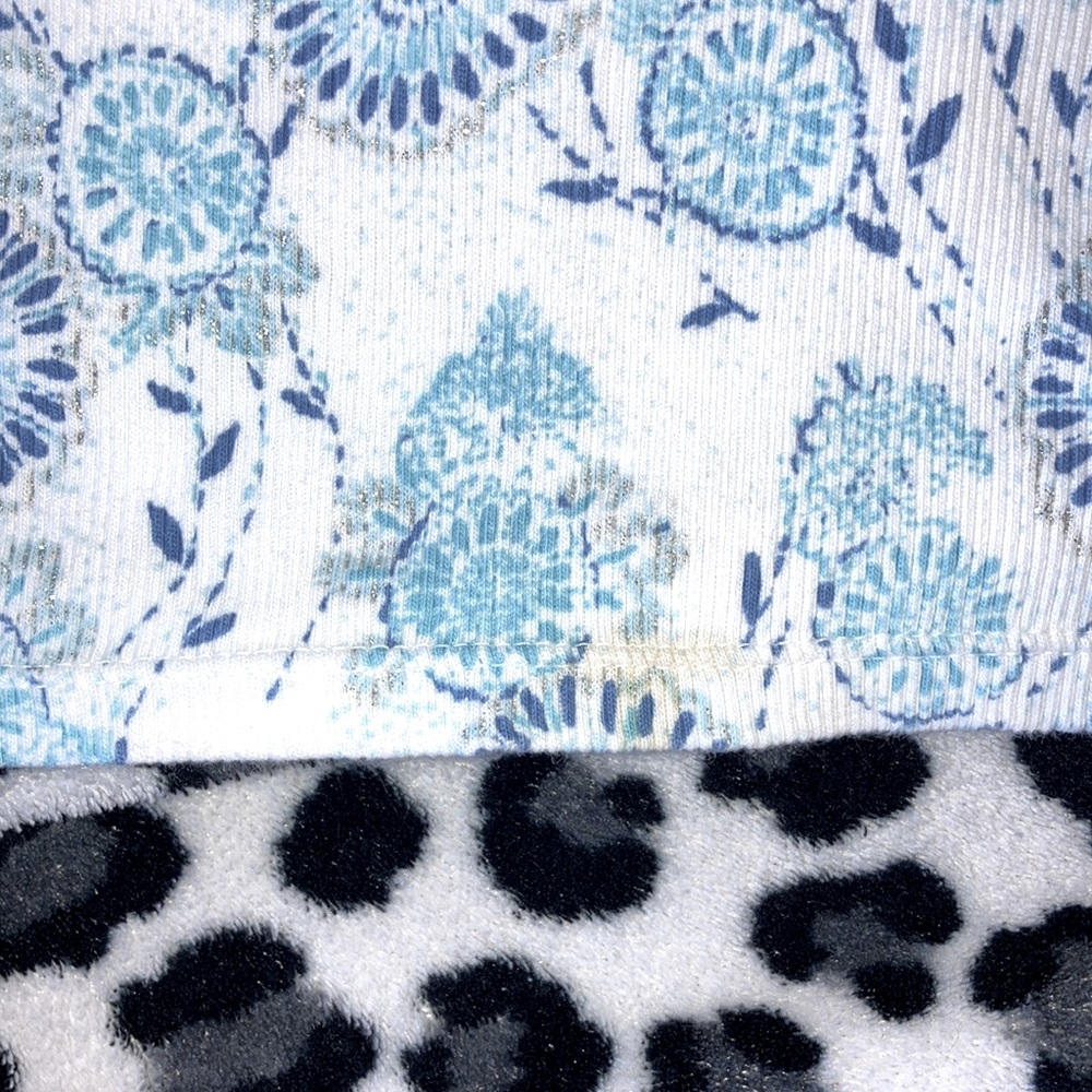 🌻5/$15🦩Cherokee blue floral tank. Size large - Picture 5 of 7